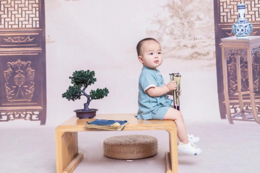 鄄城宝宝边吃奶边挣扎烦躁